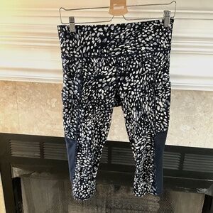 EUC Athleta Pebble Be Free Knicker Capri Leggings Size M